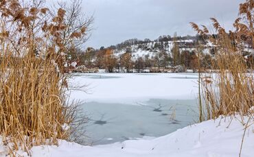 Die Schneemassen haben auch den Plüderhäuser Badesee teilweise zugedeckt - das Eis darunter ist aber dünn.