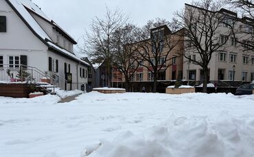 Blick vom schneebedeckten Löwenplatz auf das Rathaus.
