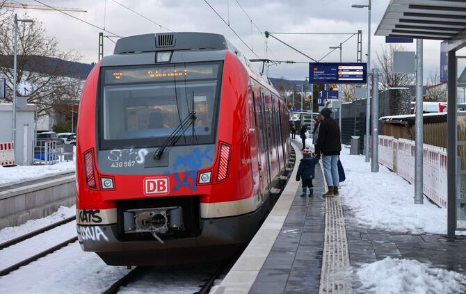 Am Montag (26.01.) fährt nur jede zweite S-Bahn. Grund dafür sind Weichenstörungen durch den vielen nassen Schnee.