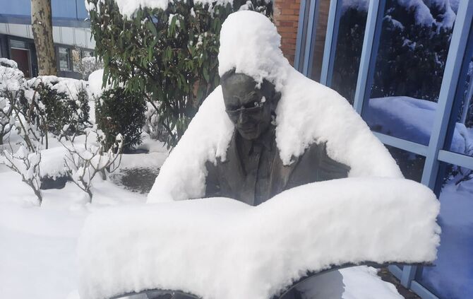 Der Zeitungsleser: Skulptur vor dem ZVW-Verlagshaus im Waiblinger Ameisenbühl am Montagmorgen (26.01.).
