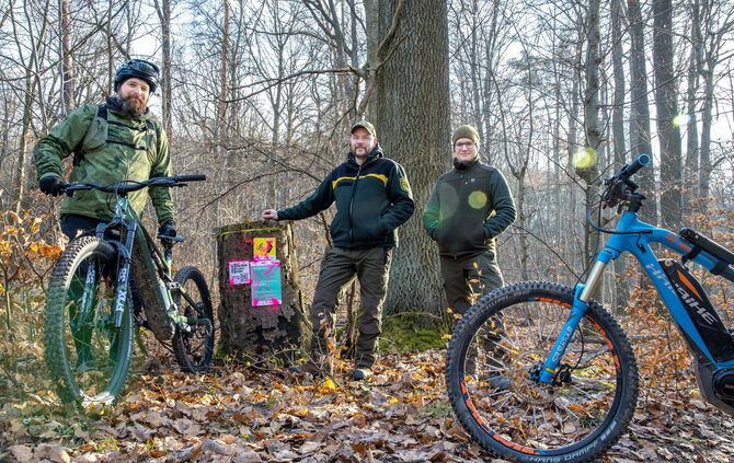 Wer läuft mit Forst-Markierfarbe durch den Wald, um legale Mountainbike-Trails zu sabortieren? Das fragt sich nicht nur der Kern