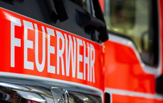 Bei einem Brand in Stuttgart ist eine 72-Jährige leicht verletzt worden. (Symbolbild)