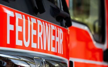 Bei einem Brand in Stuttgart ist eine 72-Jährige leicht verletzt worden. (Symbolbild)