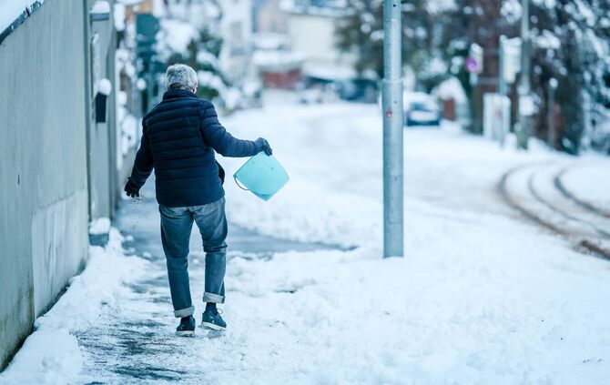 Bei dem Winterwetter ist Streuen angesagt.