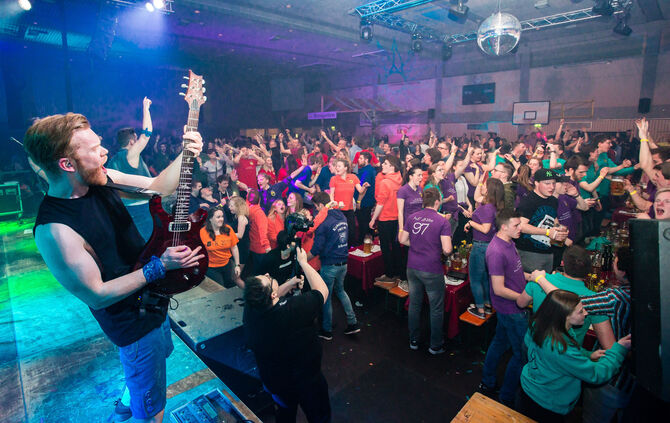 Der Boden in der Beutelsbacher Halle macht seit Jahren Probleme. Großveranstaltungen mit Band wie "BMK - das Bierfest" (Foto von