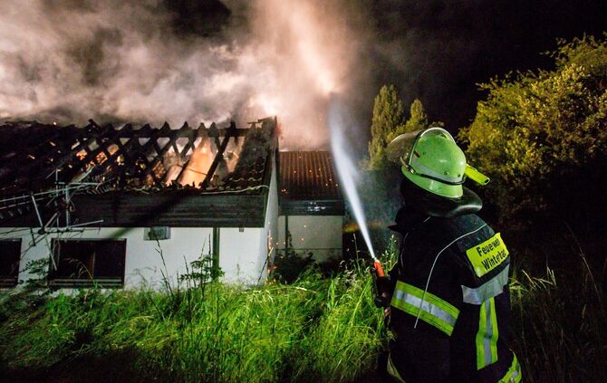 Feuerwehreinsatz zum Löschen des Brandes im Tennisclub samt italienischem Restaurant in Winterbach im Juni 2018.