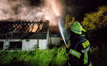 Feuerwehreinsatz zum Löschen des Brandes im Tennisclub samt italienischem Restaurant in Winterbach im Juni 2018.