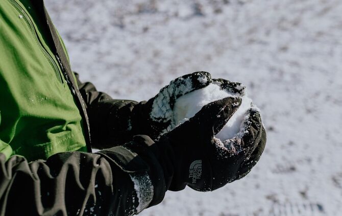 Beide Fahrzeuge wurden durch Schneebälle beschädigt. (Symbolfoto).