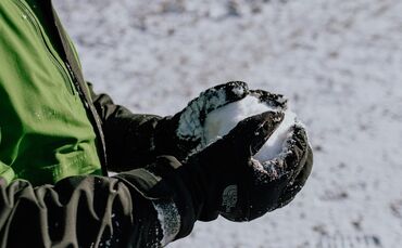 Beide Fahrzeuge wurden durch Schneebälle beschädigt. (Symbolfoto).