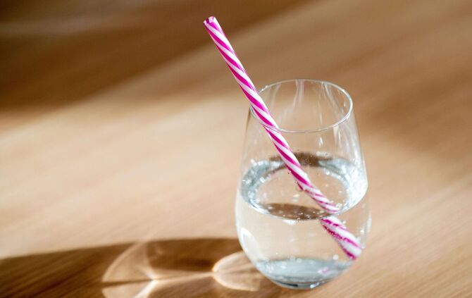 Ein Glas Mineralwasser mit einem Strohhalm