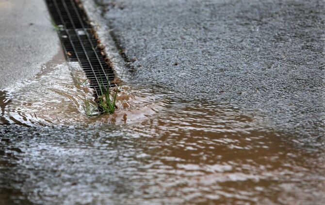 Starkregen (Symbolfoto) kann schnell die Kanalisation an ihre Grenzen bringen - und hohe Schäden verursachen. Es war aber nicht