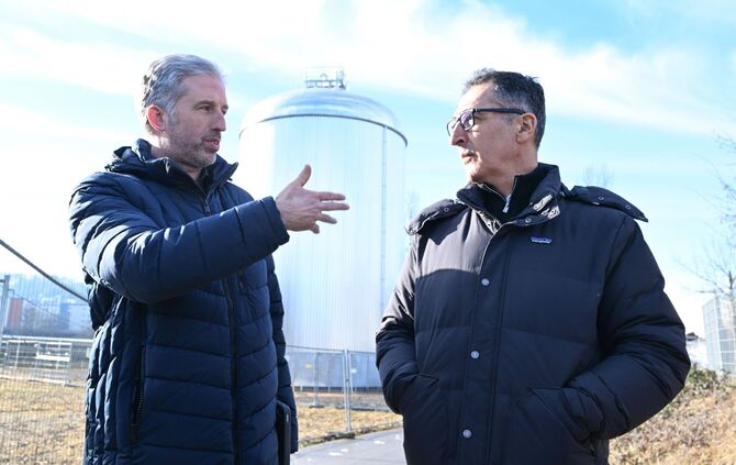 Treffen von Özdemir und Palmer in Solarthermie-Park Tübingen