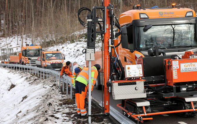 Die Baukolonne arbeitet sich Stück für Stück Richtung Schwaikheim vor.