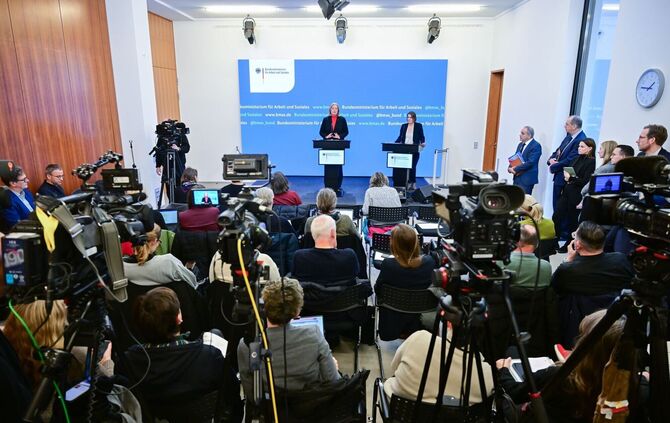 Übergabe Bericht der Kommission zur Sozialstaatsreform