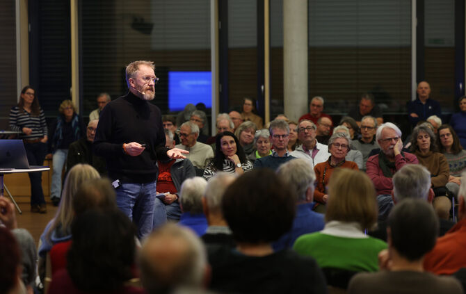 Architekt Aat Vos ist extra aus den Niederlanden angereist, um der Kernener Bürgerschaft seine Pläne vorzustellen.