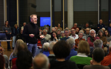 Architekt Aat Vos ist extra aus den Niederlanden angereist, um der Kernener Bürgerschaft seine Pläne vorzustellen.