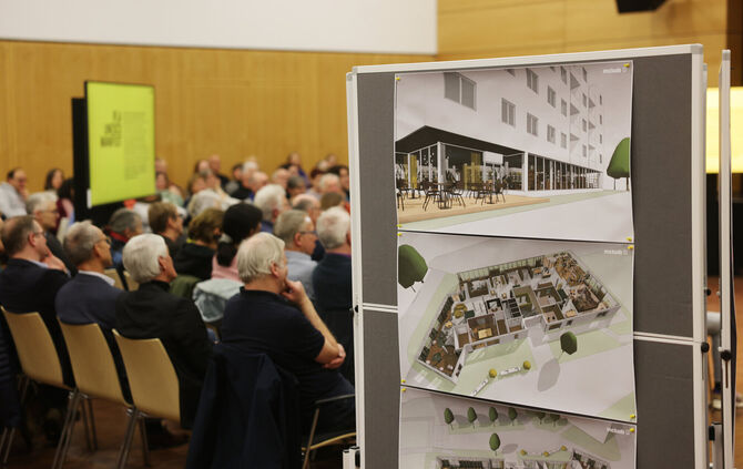 Architekt Aat Vos brachte erste Skizzen mit ins Bürgerhaus: So könnte die neue Bibliothek von innen und von außen künftig ausseh