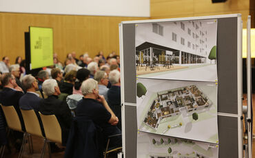 Architekt Aat Vos brachte erste Skizzen mit ins Bürgerhaus: So könnte die neue Bibliothek von innen und von außen künftig ausseh