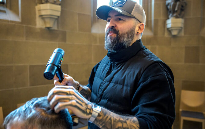 Dominik Sardella frisiert in der Stadtkirche kostenlos Haare.