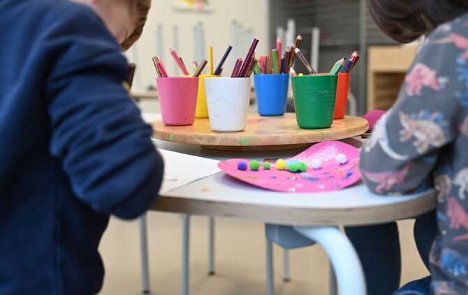 Nur in wenigen Kitas ist die Personalausstattung laut einer Studie optimal. (Archivbild)