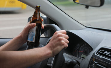 Alkohol am Steuer führt immer wieder zu schlimmen Unfällen. (Symbolfoto)