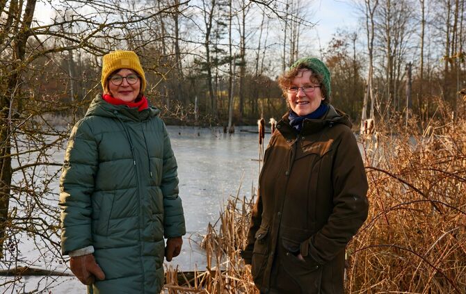Heike Leutz, links, und Brigitte Greiner suchen Mitstreiter, die sich mit ihnen für den Krötenschutz einsetzen möchten.