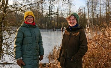 Heike Leutz, links, und Brigitte Greiner suchen Mitstreiter, die sich mit ihnen für den Krötenschutz einsetzen möchten.