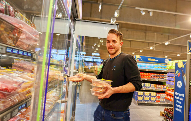 Thimon Becker, Filialleiter in Großaspach, bestückt die Kühltheke. Vor der Neueröffnung unterstützt er in Leutenbach.