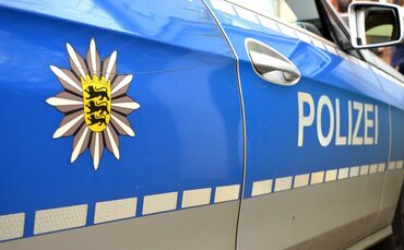 Polizisten finden 100.000 Euro Bargeld. (Symbolbild)