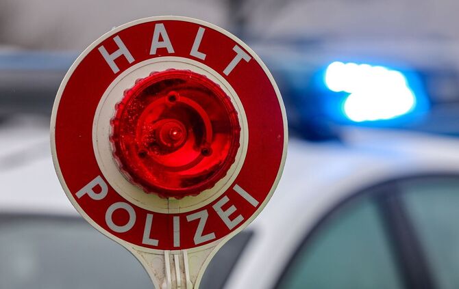 Die Polizei kontrollierte den Busfahrer und führte einen Alkoholtest durch. (Symbolbild)