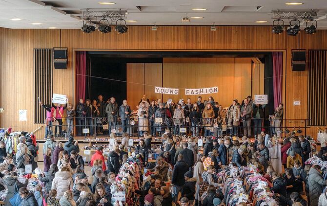Scheinbar spontane Gesangseinlage beim Kindersachenbasar in der Hermann-Schwab-Halle.