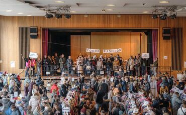 Scheinbar spontane Gesangseinlage beim Kindersachenbasar in der Hermann-Schwab-Halle.