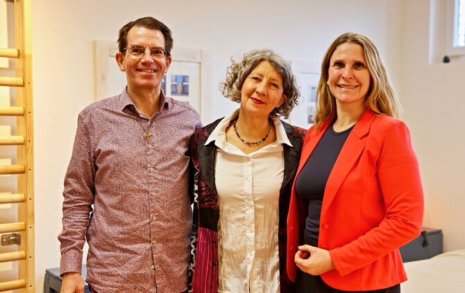 Jasmine Ensle, Physio- und Wellnesstherapeutin und Yogalehrerin (rechts im Bild), hat die Praxis von Marc Kohler am Amselweg übe