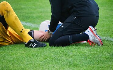 Fußball und andere Sportarten sind gut für die Fitness, doch immer wieder verletzten sich Sportler auch bei Stürzen oder Unfälle
