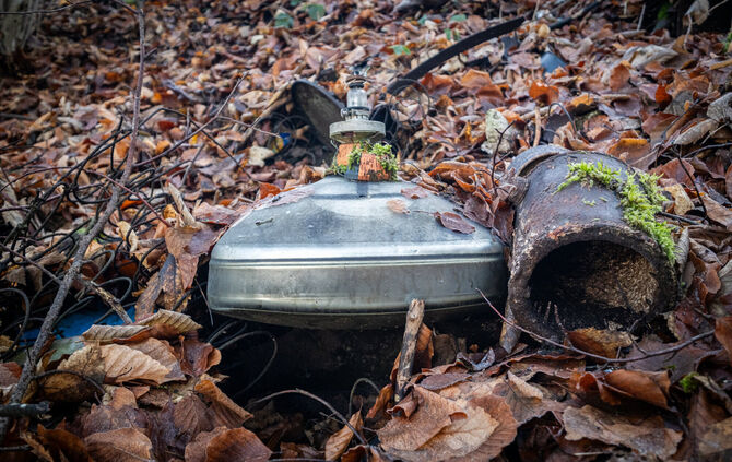 Eine alte Fernseherröhre: Müll wie diesen, vor vielen Jahren dort hingeschmissen, hat eine Familie in Winterbach auf ihrem Stück
