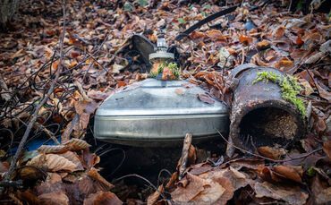 Eine alte Fernseherröhre: Müll wie diesen, vor vielen Jahren dort hingeschmissen, hat eine Familie in Winterbach auf ihrem Stück
