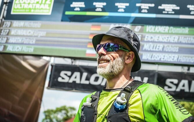 Jürgen Weinrauch am Ziel des Mittenwald-Trails 2023 über 45 Kilometer im Rahmen des Zugspitz Ultratrails.