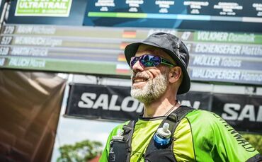 Jürgen Weinrauch am Ziel des Mittenwald-Trails 2023 über 45 Kilometer im Rahmen des Zugspitz Ultratrails.