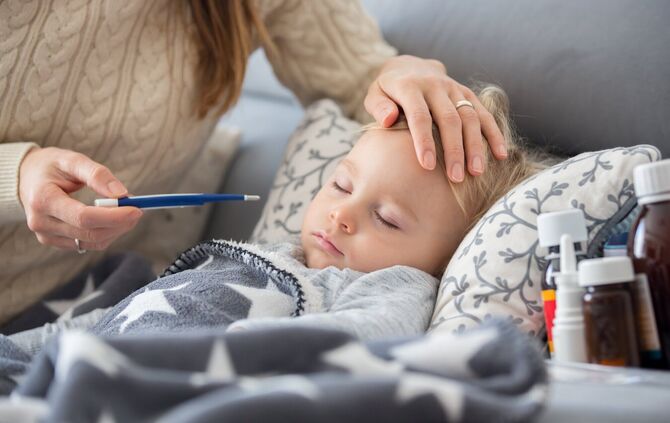 Dass kranke Kinder ein paar Tage Fieber haben und mehr schlafen als sonst, ist laut Kinderarzt normal. Wird ein Kind allerdings
