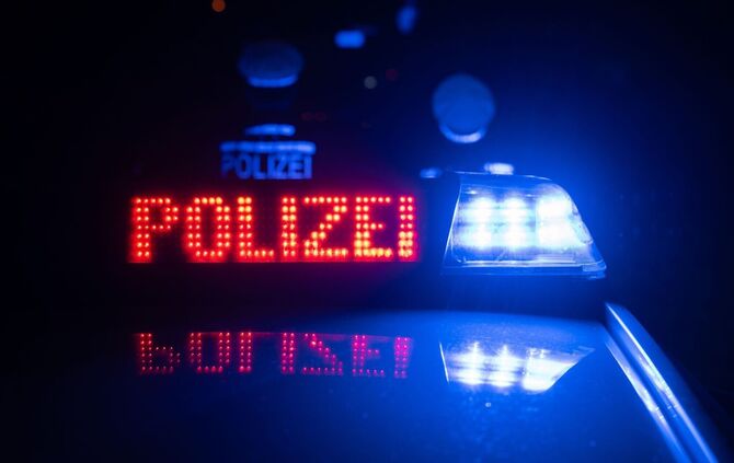 Einsatzkräfte rücken am Morgen zu einem Zusammenstoß zwischen einem Bus und einem Lkw-Anhänger im Ostalbkreis aus. (Symbolbild)