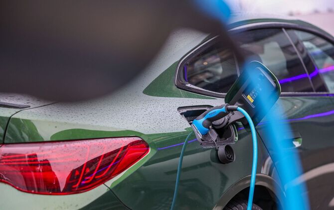 Elektroauto lädt an Ladesäule