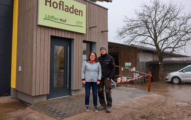 Ariane und Andreas Lechner vor ihrem Hofladen.