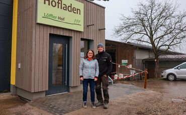 Ariane und Andreas Lechner vor ihrem Hofladen.