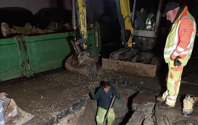In Urbach muss ein Wasserrohrbruch repariert werden (Symbolfoto)