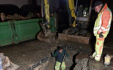 In Urbach muss ein Wasserrohrbruch repariert werden (Symbolfoto)