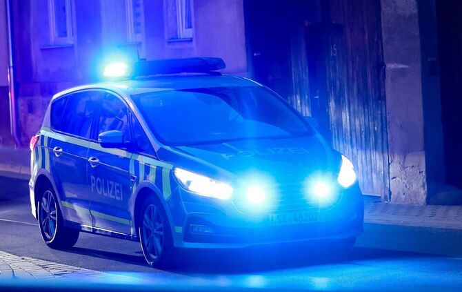 Polizeifahrzeug mit Blaulicht