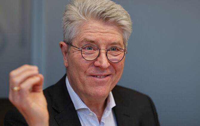 Er hat gut lachen: Stefan Zeidler, Vorstandsvorsitzender der Volksbank Stuttgart, blickt "sehr stolz" auf das Ergebnis in 2025.