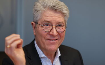 Er hat gut lachen: Stefan Zeidler, Vorstandsvorsitzender der Volksbank Stuttgart, blickt "sehr stolz" auf das Ergebnis in 2025. 