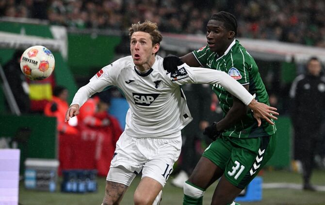 Hoffenheims Wouter Burger (l) bleibt in den kommenden beiden Spielen nur die Zuschauerrolle.