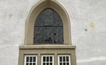 Die Überreste der Eier, die jemand an die Fassade der Stadtkirche gepfeffert hat.